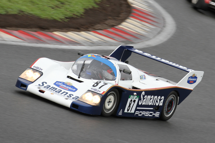 ロスマンズカラーの「ポルシェ962C」を模した「サマンサ962C」。GP-5クラス。