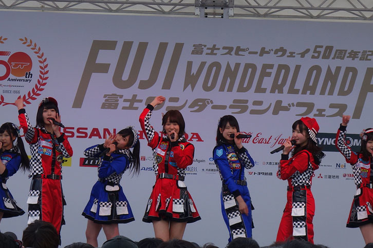 AKB48 チーム8のスペシャルライブでは、先代「トヨタ・プリウスPHV」とのタイアップソング『恋する充電プリウス 〜恋するフォーチュンクッキー2〜』など、10曲ほどが披露された。