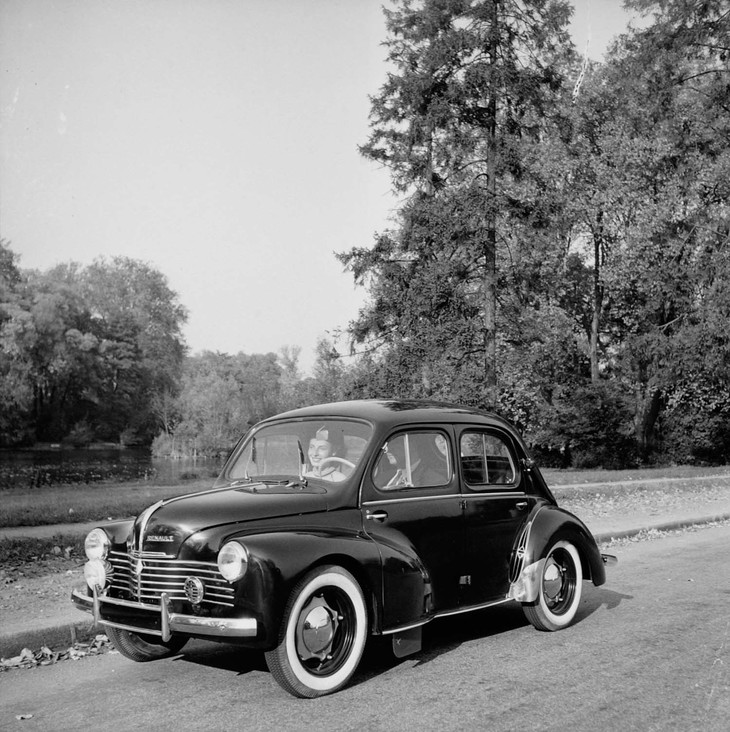 1946年に登場した「ルノー4CV」は進歩的な設計ゆえに、そのままでもスポーティーなドライビングを堪能できた。