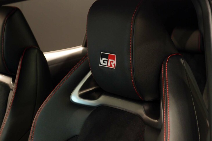 トヨタGRカローラRZ（フロントシートのヘッドレスト）