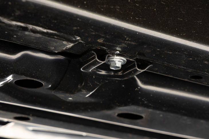 車体の底部をのぞき込むと、重要な溶接部は盾でガードされ、フレームのネジまわりも鉄製の峰で守られていた（写真）。エンジニアいわく「多くのクロカン車を見てきたけど、ここまでヒット対策を徹底しているのは『ランクル』だけ」とのことだ。