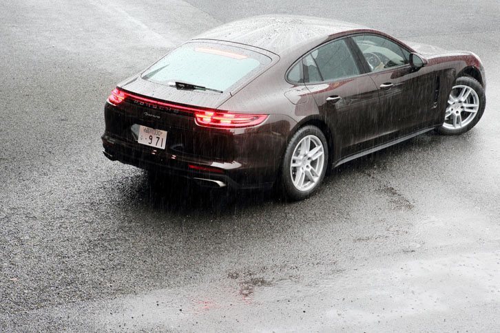 今回の試乗距離は約270km。満タン法で6.9km/リッターという燃費を記録した。燃料タンク容量は75リッター。