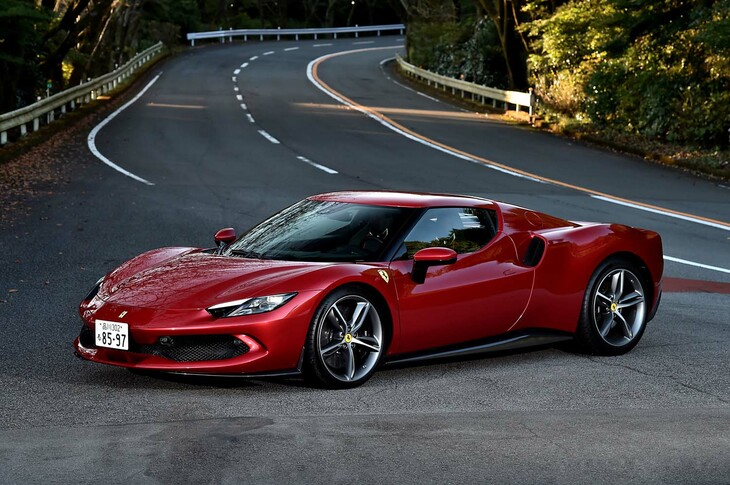 【フェラーリ296GTBのスペック】
	ボディーサイズ：全長×全幅×全高＝4565×1958×1187mm／ホイールベース：2600mm／車重：1470kg（乾燥重量）／1660kg（車検証記載値）／駆動方式：MR／エンジン：3リッターV6 DOHC 24バルブ ターボ／モーター：交流同期電動機／トランスミッション：8段AT／エンジン最高出力：663PS（488kW）/8000rpm／エンジン最大トルク：740N・m（75.5kgf・m）/6250rpm／モーター最高出力：167PS（122kW）／モーター最大トルク：315N・m（32.1kgf・m）／システム最高出力：830PS（610kW）/8000rpm／タイヤ：（前）245/35ZR20 95Y XL／（後）305/35ZR20 107Y XL（ミシュラン・パイロットスポーツ4 S）／燃費：6.4リッター/100km（約15.6km/リッター、WLTPモード）／価格：3710万円
	
	【取材時の燃費データ】
	テスト距離：283.0km（市街地1：高速道路7：山岳路2）／使用燃料：38.4リッター（ハイオクガソリン）／参考燃費：7.4km/リッター（満タン法）