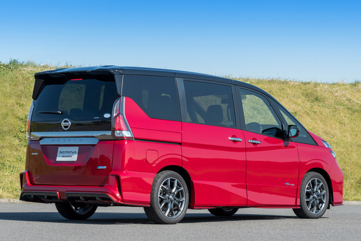 ボディーカラーはNISMO専用カラー4色を含む全7色。写真はガーネットレッド／ダイヤモンドブラック（2トーン）。