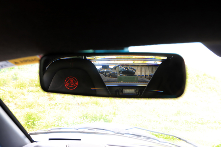 ルームミラーに映る景色に注目。水冷式インタークーラーの搭載により、もともとよくはなかった後方視界は、ほぼ絶望的なものとなった。しかし、スーパーチャージャーのアクチュエーターが右足とリンクして動く様子が見られるところは、趣味性にあふれている。