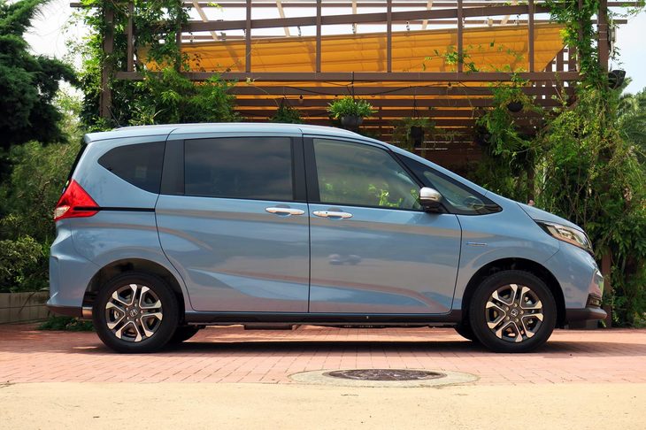 ホンダ・フリード ハイブリッド クロスター（4WD）（エクステリア）