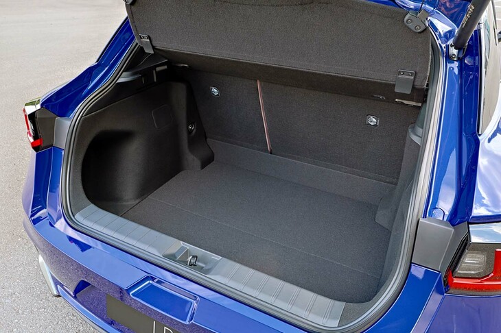 ラゲッジスペースは深底で、外観から想像するより広い印象。関係者いわく「小型のスーツケースなら6個積むことができる」という。