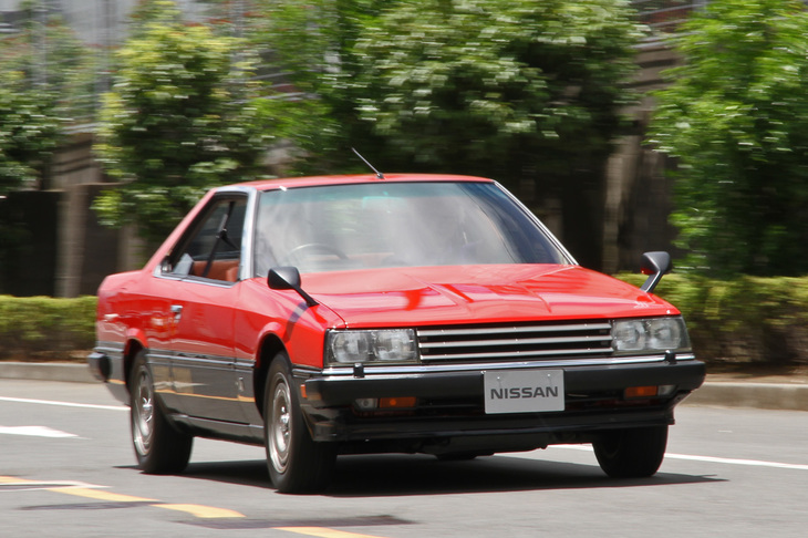 1983年「日産スカイライン ハードトップ2000ターボRS」（KDR30）。最高出力190ps（グロス）を発生する直4 DOHC 16バルブ2リッターターボのFJ20ET型を搭載。その時点までの歴代スカイライン中最大のパワーを誇ったため、うたい文句は「史上最強のスカイライン」だった。後にターボにインタークーラーが付加され、最高出力は205psまで増強された。