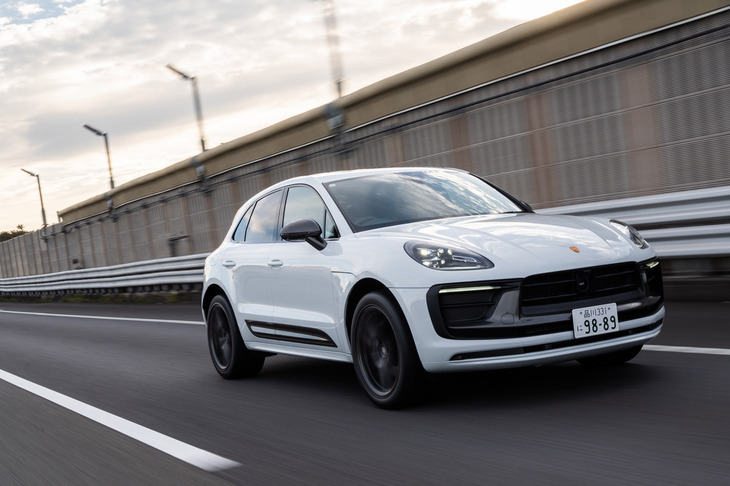 エアサスペンション装着車では、ドライバーが任意で車高を下げたり、ドライブモードセレクターで「スポーツプラス」モードを選択したりすると、さらに10mm車高が低められる。