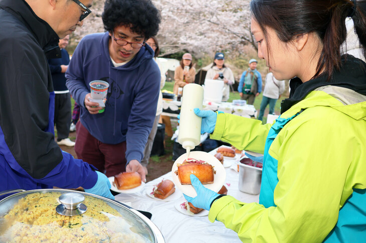夕食の準備が整い、18時頃より食事が振る舞われた。メインは鶏肉たっぷりのサンドイッチ。スパイスによる辛味やソースによる酸味など、多くの異なる味が見事に融合しており、こんなサンドイッチ食べたことないと驚くほどのおいしさだった。さらに数品の料理が提供され、筆者のおなかを十分に満たしてくれた。参加者のなかにはスープなどの自炊を楽しんでいる人も見られたが、そうした方は満腹で夜もぐっすり休めたことだろう。