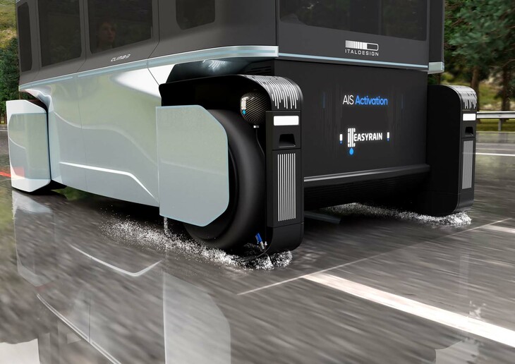 ドライブトレインには、イージーレイン社が新開発した足まわりが装着される。高圧の水をタイヤ直前に噴射することで、ハイドロプレーニング現象を防止する。