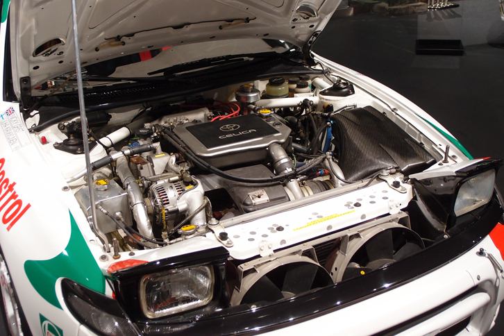 1993年のオーストラリアラリーで優勝した「トヨタ・セリカGT-Four」（ST185）のエンジンルーム。