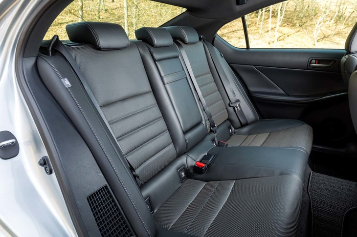 シートカラーは黒系のほか、グレードにより茶や赤、白が選択できる。写真は「IS300h“Fスポーツ”」のもの。