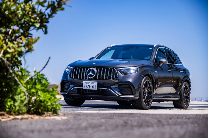 2024年2月に上陸した、プラグインハイブリッドシステムを搭載する高性能SUV「メルセデスAMG GLC63 S Eパフォーマンス」。今回はソリッドなフォルムをよりスポーティーに強調する「グラファイトグレー」の外板色をまとった車両に試乗した。