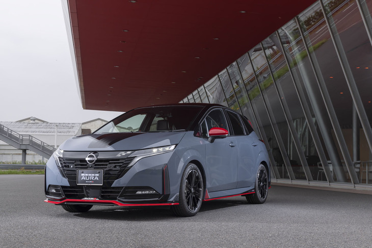 「GT-R NISMO」や「フェアレディZ NISMO」などと同じ「NISMOステルスグレー」のボディーカラーが選べるようになった。「ノート オーラNISMO」では「スーパーブラック」とのツートンカラーになる。