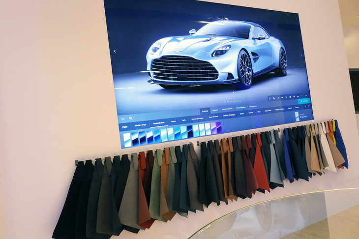 会場には「アストンマーティン・ヴァンキッシュ ヴォランテ」のカーコンフィギュレーターと、内外装のカラーサンプルが用意されていた。