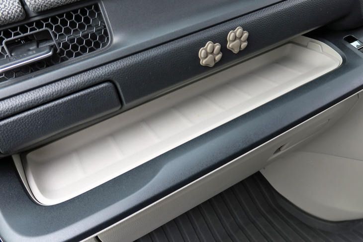 ホンダ・ステップワゴンe：HEVエアー ホンダアクセス用品装着車（ペットインテリアステッカー 肉球）