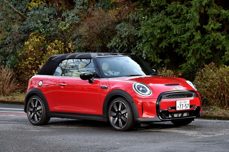 【MINIクーパーSコンバーチブルのスペック】
	ボディーサイズ：全長×全幅×全高＝3880×1725×1415mm／ホイールベース：2495mm／車重：1370kg／駆動方式：FF／エンジン：2リッター直4 DOHC 16バルブ ターボ／トランスミッション：7段AT／最高出力：192PS（141kW）/5000rpm／最大トルク：280N・m（28.6kgf・m）/1350-4600rpm／タイヤ：（前）205/40R18 86W／（後）205/40R18 86W（ピレリPゼロPZ4）／燃費：14.8km/リッター（WLTCモード）／価格：453万円
	
	【取材時の燃費データ】
	テスト距離：263.1km（市街地1：高速道路7：山岳路2）／使用燃料：21.8リッター（ハイオクガソリン）／参考燃費：12.1m/リッター（満タン法）／11.5km/リッター（車載燃費計計測値）