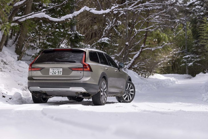 パワーユニットはターボとスーパーチャージャーで過給される、マイルドハイブリッドの2リッター直4エンジン。最高出力300PSを発生する。