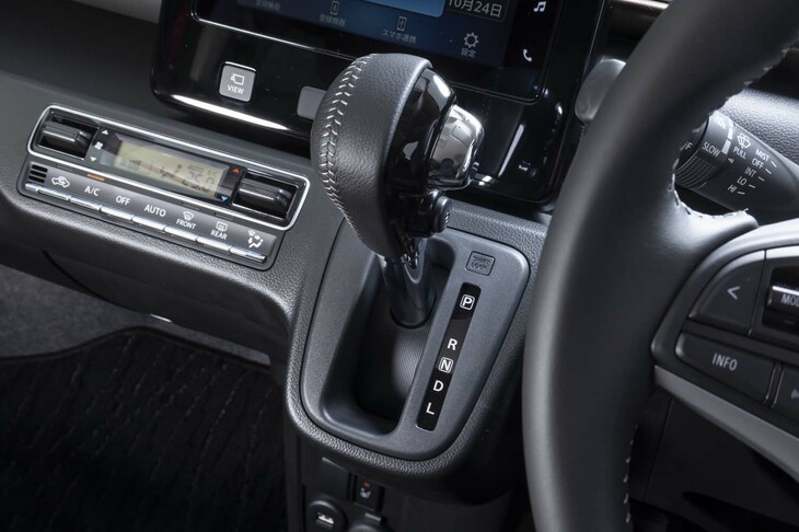 シフトセレクターは革巻きだが、革が使われているのは手のひらが当たる左半分だけ。右半分は樹脂というところがスズキらしい。