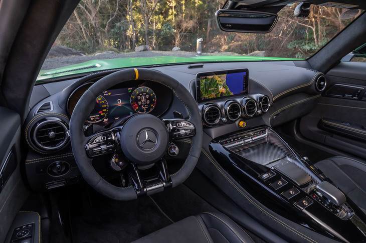 今回のマイナーチェンジで内装をアップデート。メーターパネルには12.3インチのコックピットディスプレイが、センターコンソールには10.25インチのマルチファンクションディスプレイが採用された。