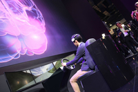 日産の「脳とつながるクルマ」のデモンストレーション風景。