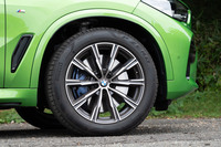 タイヤサイズは前が275/45R20、後ろが305/40R20と前後異径。オプションで21インチや22インチのタイヤ・ホイールセットも用意されている。