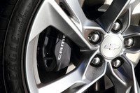 強力なエンジンパワーに対応するべく、「SS」は制動力も強化。前後ともにブレンボ製のハイパフォーマンスブレーキシステムが装備されている。