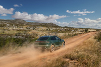 アプローチアングルが17.4度に増加し、最低地上高を標準設定より10mm高い195mmに引き上げることができる「オフロードデザインパッケージ」が新型「マカン」の全モデルで選択できる。