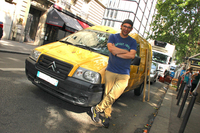 ワリッドさんと、フランス郵便の払い下げ車である「シトロエン・ジャンピー」。