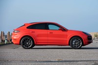 ルーフのブラック部分をサイドに回り込ませることで、実際よりもルーフラインが後ろ下がりのように見せている。サイドウィンドウのグラフィックは「911」のようだ。