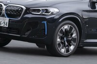 「アドバンスポーツV107」では、一般市販車用タイヤとして初めて、構造材に高剛性のアラミド繊維を採用。これによりドライ路面での操縦安定性が向上している。