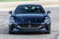 BEVの「フォルゴーレ」は、フロントに専用デザインのグリルスプリッターやディフューザーを装備。Cd値（空気抵抗係数）は、ICEVの0.28に対し0.26に抑えられている。