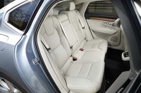 大人3人がゆったりとすごせるリアシート。ドライバーの後方視界確保のため、リアシートを使用しないときにはヘッドレストを前倒しすることができる。