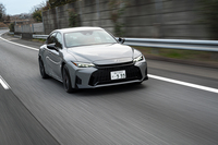 パワーユニットはシステム最高出力220PSを生み出す2.5リッターのハイブリッド。かつては2リッターターボから5リッターV8まで用意されていたが、最新型ではこれしか選べなくなっている。