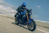 ヤマハのスポーツバイク「XSR900」がフルモデルチェンジの画像