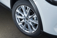 「CX-8 XDプロアクティブ」の19インチアルミホイール。タイヤは「トーヨー・プロクセスR46」が組み合わされていた。