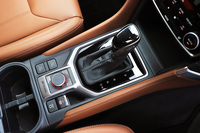 「アドバンス」のセンターコンソールまわり。2.5リッターガソリン車と同じく、悪路走破性能を高める「X-MODE」が装備されている。