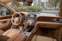 「ダブルウイング」と呼ばれるインストゥルメントパネルの造形は、ベントレーのエンブレムのイメージを発展させたもの。