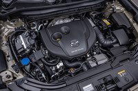 現行型「CX-5」に搭載されている2.2リッターのディーゼルエンジン。近年のマツダの動きからすると、次のCX-5ではラインナップから落とされてしまう可能性もある。