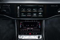 ナビやオーディオ、空調などの機能を統合コントロールするMMI（マルチメディアインターフェイス）は、タッチスクリーンを用いた“MMIタッチレスポンス”へと進化。従来のロータリープッシュボタンやタッチパッドは廃止された。