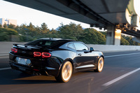 いかにも後輪駆動といった、力感のみなぎるリアまわり。20インチの巨大なタイヤ＆ホイールも、サマになっている。