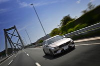 「V60」の「B4」は2021年12月にパワートレインをアップデート。ミラーサイクルエンジンを採用し、トランスミッションも8段ATからボルボ内製の7段DCTに変更された。