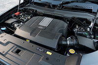 最高出力525PS、最大トルク625N・mを発生する5リッターV8スーパーチャージドエンジン。トルクは3リッター直6ディーゼルターボ（650N・m）のほうが大きい。