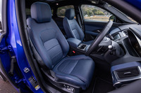 試乗車に装備されていた18ウェイ電動フロントシートは、フロント用ヒーター／クーラー／ポジションメモリーと、リアシートヒーターがセットとなるオプションアイテム。