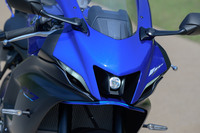 切れ長のポジションランプが目を引く顔まわり。中央部とポジションランプ下部にはエアダクトが設けられており、エアクリーナーへと走行風を誘導する仕組みとなっている。