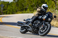 その巨体からは想像できない、高いコーナリング性能を備えていた「スポーツチーフ」。ベース車よりリーンアングルは大きくなっていたが、それでもステップを擦ってしまうほどだった。