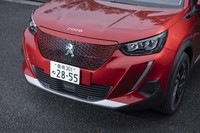 ヘッドランプから下に伸びた「セイバー（サーベル）」と呼ばれるデイタイムランニングライトが印象的なフロントマスク。グリルがボディー同色グリルとなるのはEVバージョンのみ。