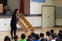 「キロボがどう育つかは皆次第。クラスごとに違うキロボが育つのを先生も楽しみにしています」と語る児玉先生。