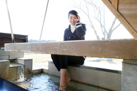 「道の駅 三芳村 鄙の里」では足湯を満喫。直売所で売られる新鮮な野菜や果物も魅力だ。